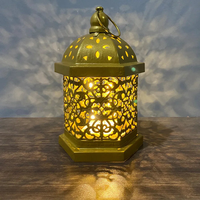 lanterne artisanale ornementée métal doré ajourée porte poignée