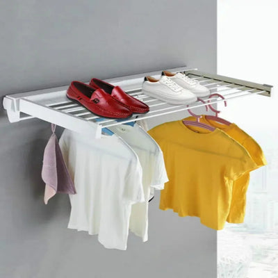 Étendoir à linge invisible blanc fixé au mur dans une salle de bain