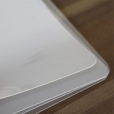 Set de table transparent sur une table en bois