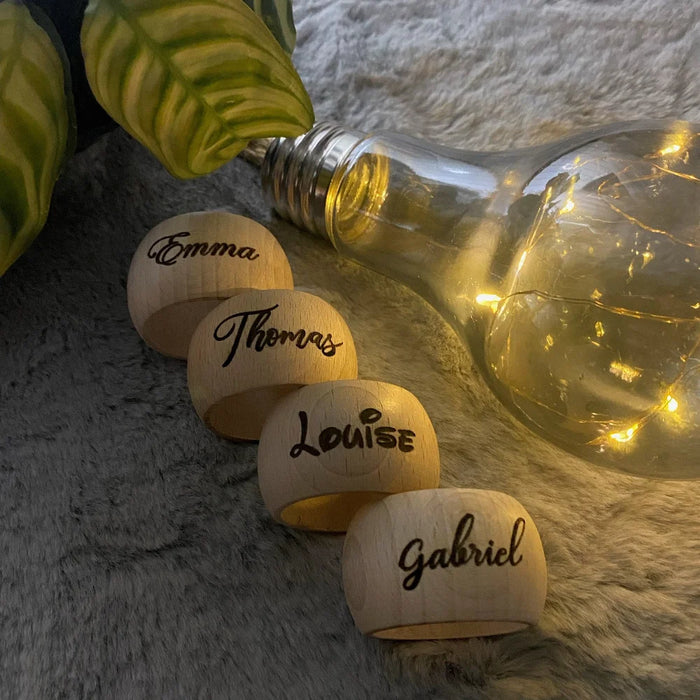 Rond de serviette en bois personnalisé avec nom invité