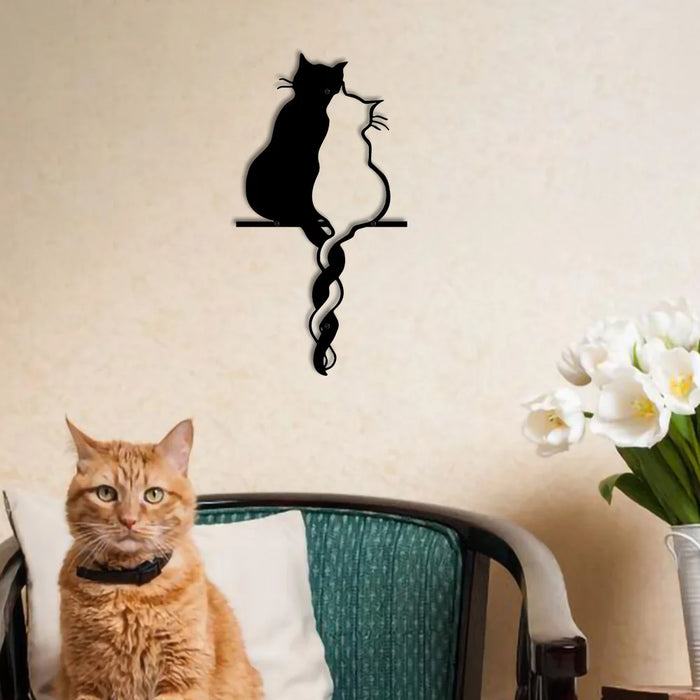 Décoration murale chat en métal noir style japonais suspendue sur un mur blanc