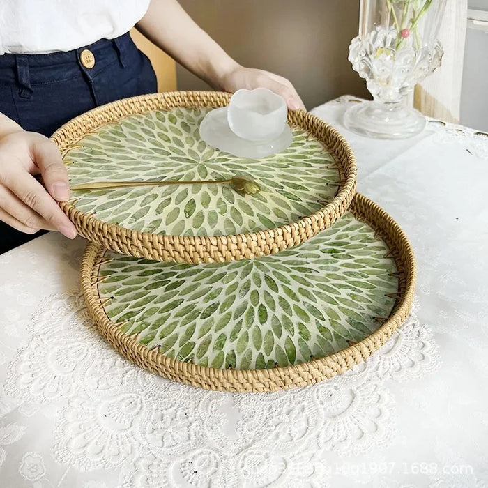 Corbeille à fruits en rotin et coquillage rond sur une table en bois