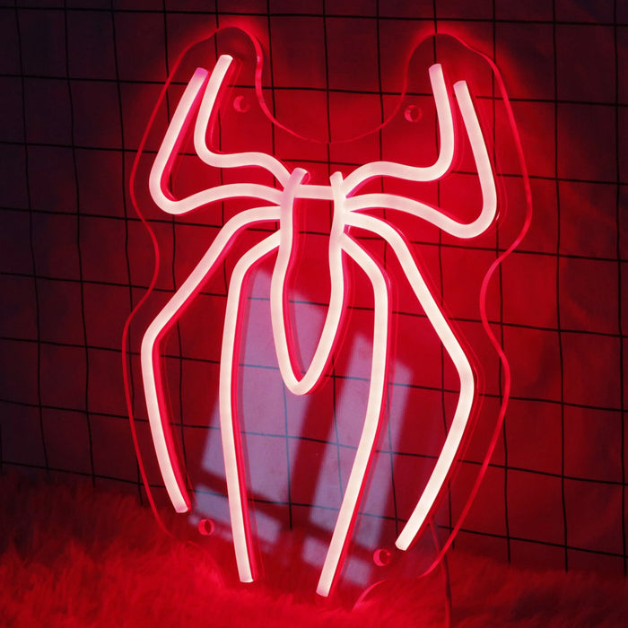 Enseigne lumineuse Spider Anime LED blanche accrochée sur un mur de salon moderne
