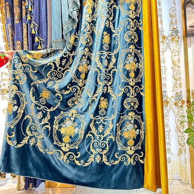 Rideau décoratif bleu et jaune orné de motifs floraux dorés, idéal pour ajouter une touche élégante et sophistiquée à votre salon ou chambre. Parfait pour créer une ambiance luxueuse avec un design riche et délicat. Accessoire intérieur incontournable pour un décor raffiné et harmonieux.