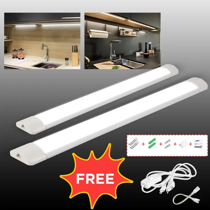 Barre lumineuse LED T5 installée sous armoire de cuisine éclairant le plan de travail