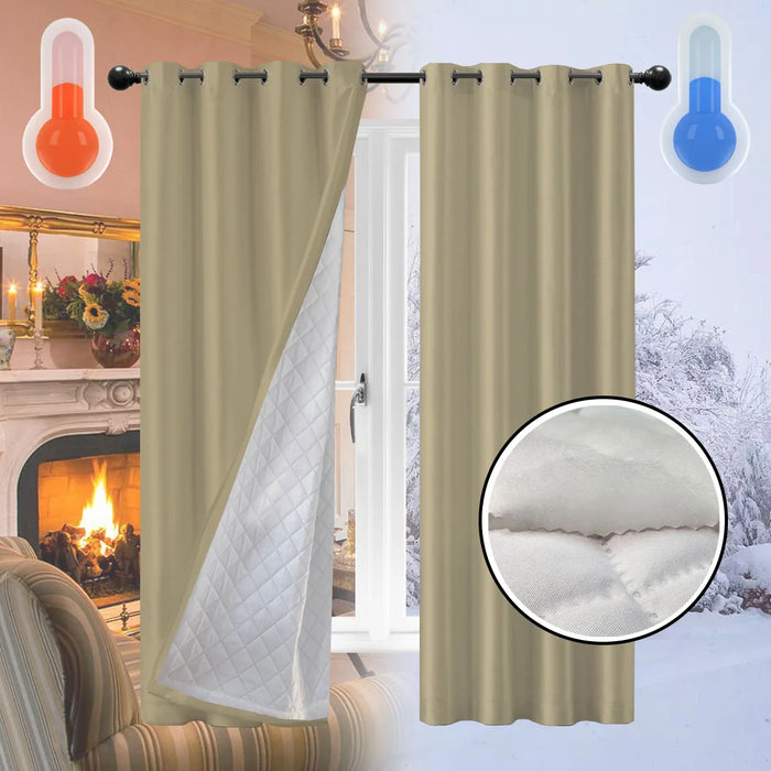 Rideau thermique beige avec doublure matelassée, installé sur une baie vitrée entre un intérieur chaleureux avec cheminée et un extérieur enneigé, illustrant la protection contre le froid et la chaleur.