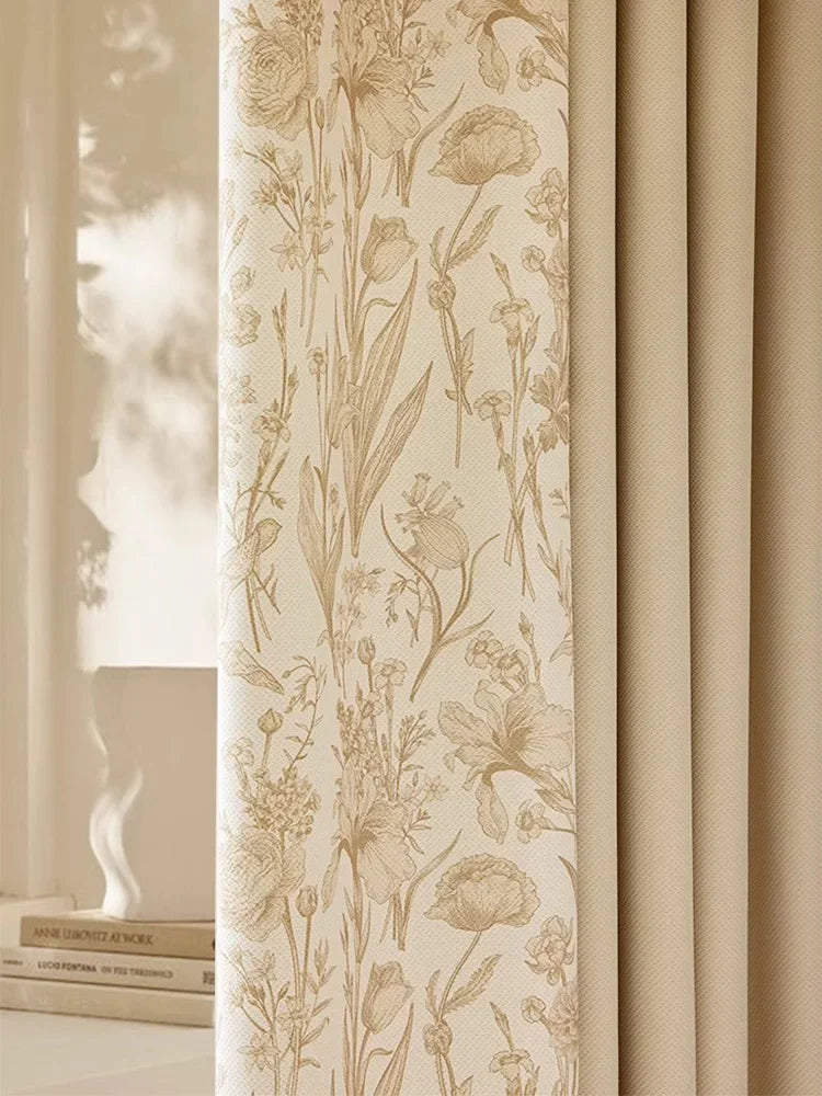 Rideau couleur crème avec motifs floraux en ton sur ton, vue rapprochée dans un intérieur lumineux