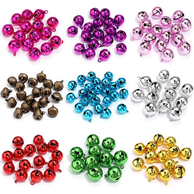 Clochettes de Noël artisanales en perles colorées sur fond blanc