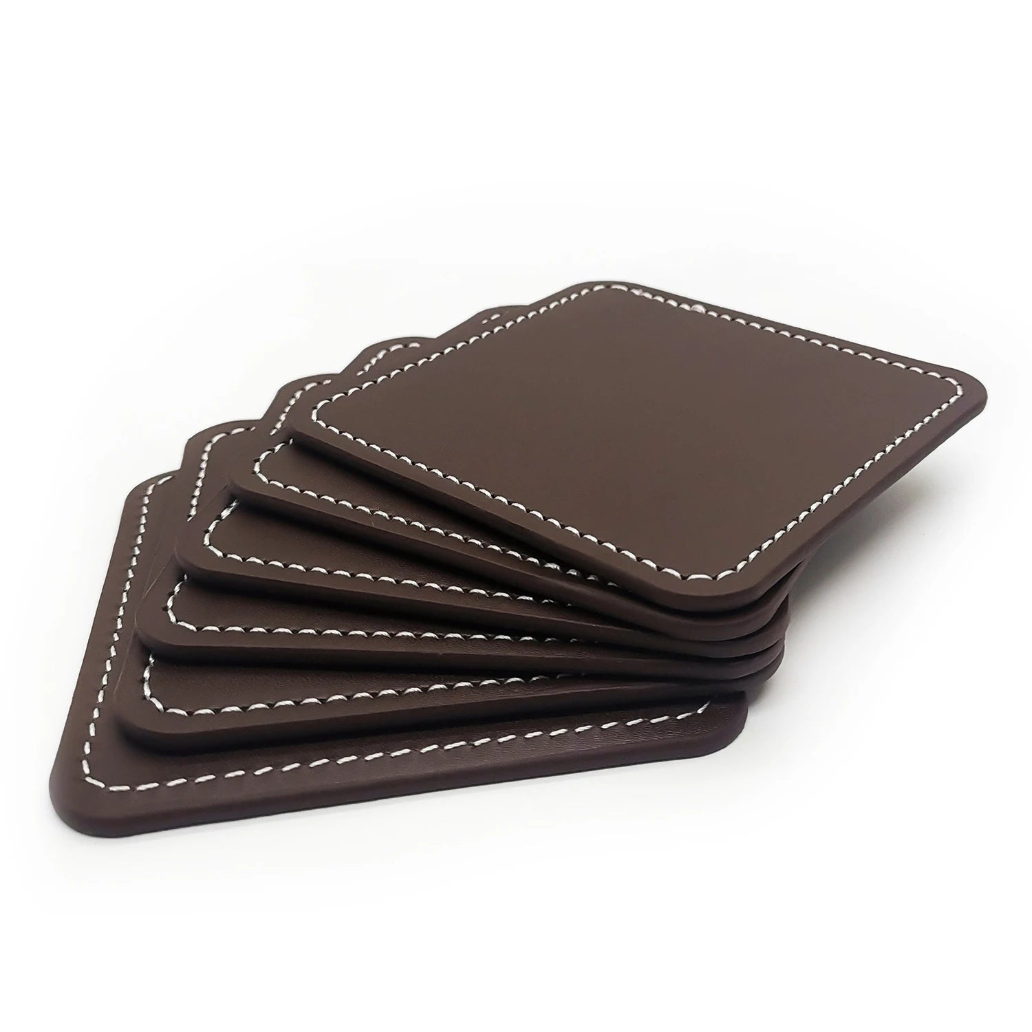 Des sous-verres en cuir marron avec bordure blanche, empilés sur fond blanc.