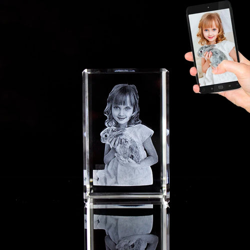 Cadre photo en cristal personnalisé gravé laser 3D sur table de salon