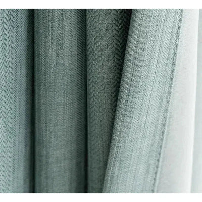 Rideau élégant vert pastel avec motif finement texturé, parfait pour ajouter une touche sophistiquée et apaisante à votre intérieur. Idéal pour un salon moderne ou une chambre apaisante.