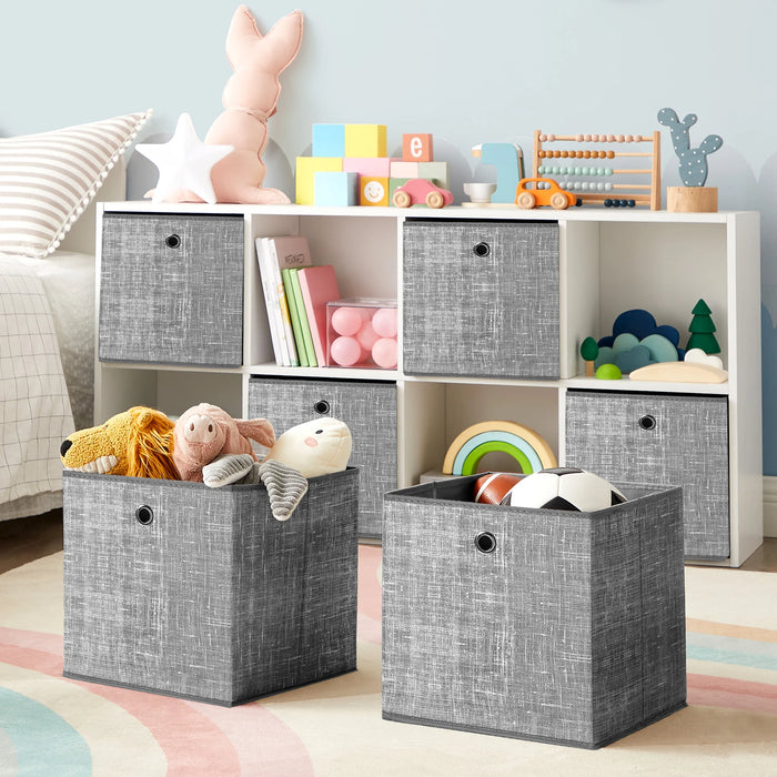 Boîtes de rangement en tissu non-tissé gris clair pliables sur une étagère