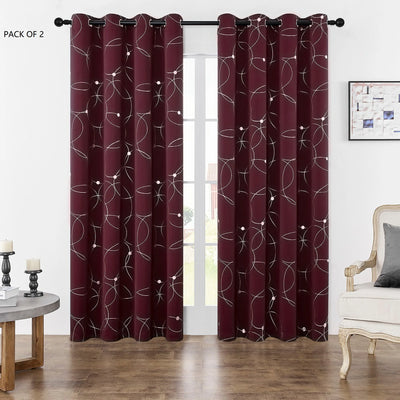 Rideaux occultants bordeaux avec motifs cerclés blancs installés sur une grande baie vitrée, apportant contraste et élégance à un salon lumineux.