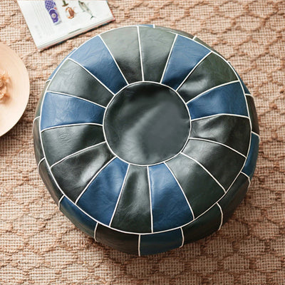 Pouf marocain en simili cuir PU de couleur gris clair, forme ronde, sur un sol en bois