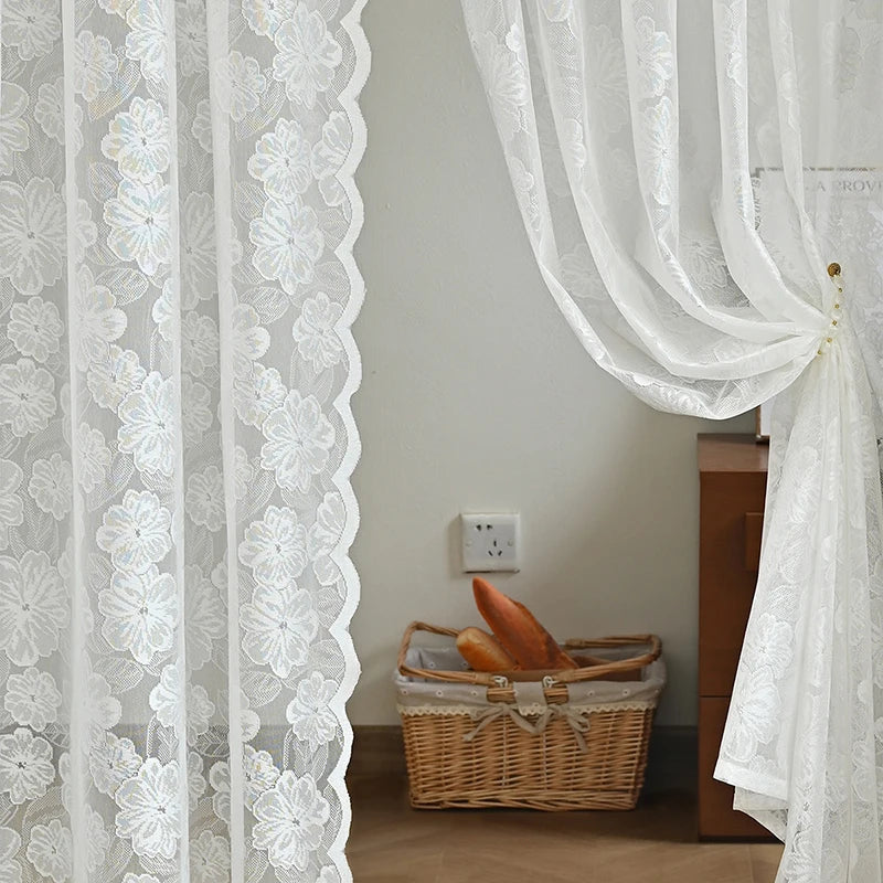 Détail du tissu dentelle blanche avec panière et pain en arrière-plan