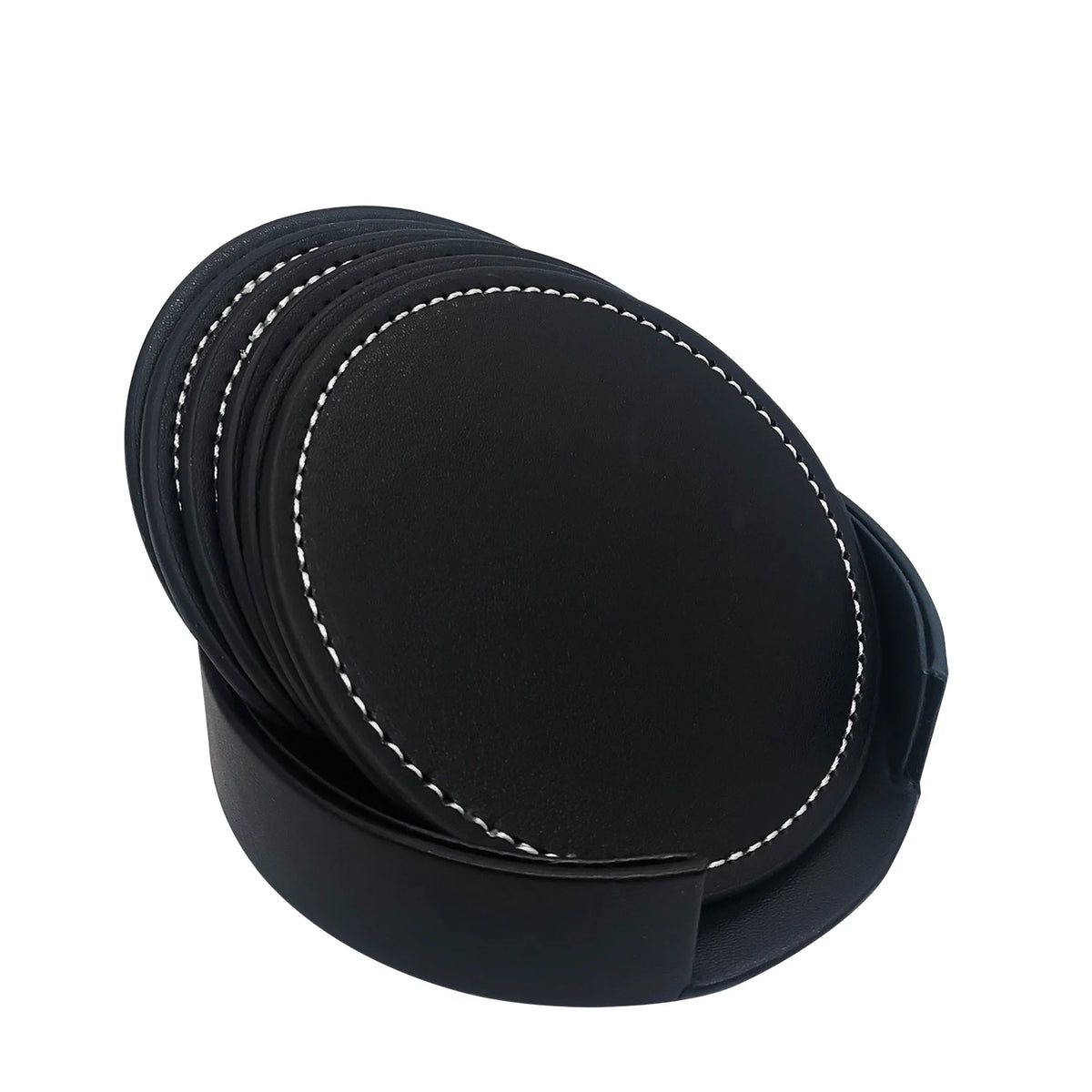 Des sous-verres en cuir noir avec coutures blanches, empilés les uns sur les autres.