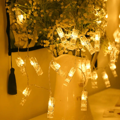 Guirlande lumineuse LED à clip pour photos éclairant une chambre décorée