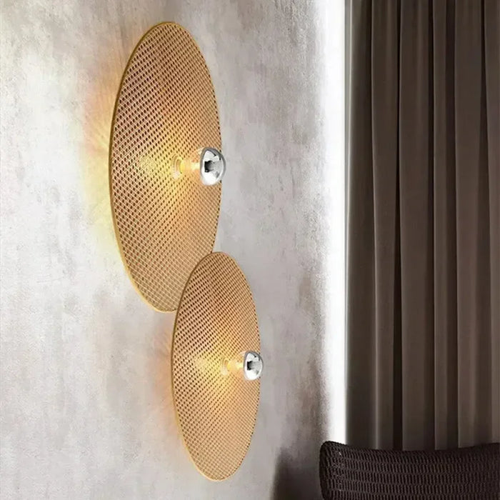 Lampe murale imitation rotin couleur bois suspendue dans un couloir