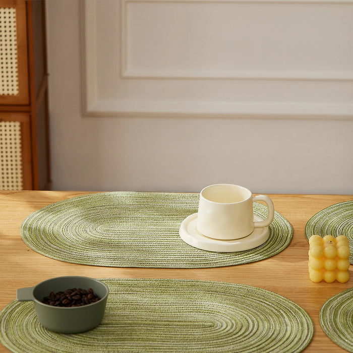 Set de table noir dentelle sur table en bois
