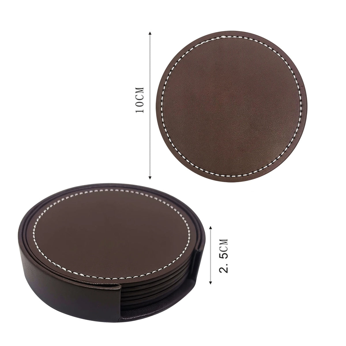 Lot de sous-verres en cuir marron foncé, de forme ronde et dotés de coutures apparentes sur le pourtour, avec des dimensions de 10 cm de diamètre et 2,5 cm de hauteur.