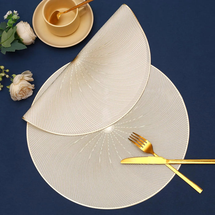 Set de table doré rond 38 cm brillant sur table en bois