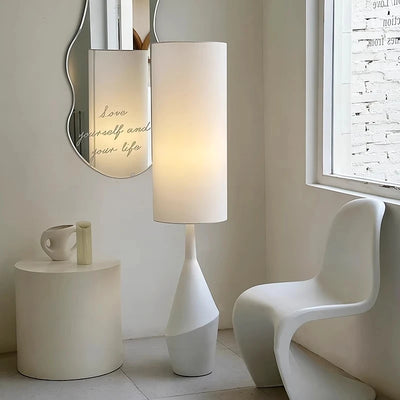 Lampadaire LED scandinave crème dans un salon moderne