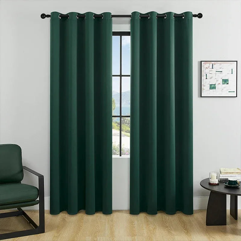 Image représentant un rideau de couleur vive avec des oeillets en métal brillant, ajoutant une touche moderne et élégante à tout espace de vie. Ce rideau de haute qualité fait de matériaux durables est à la fois fonctionnel et décoratif, idéal pour contrôler la lumière et l'intimité tout en ajoutant du style à la pièce.
