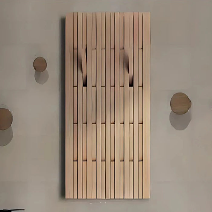 Porte-manteau mural en bois massif avec crochets multiples dans une entrée moderne