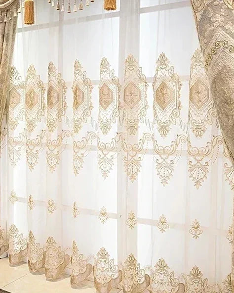 Jeune femme gracieuse observant un voilage raffiné à motifs dorés, dans une pièce chaleureuse au style baroque.