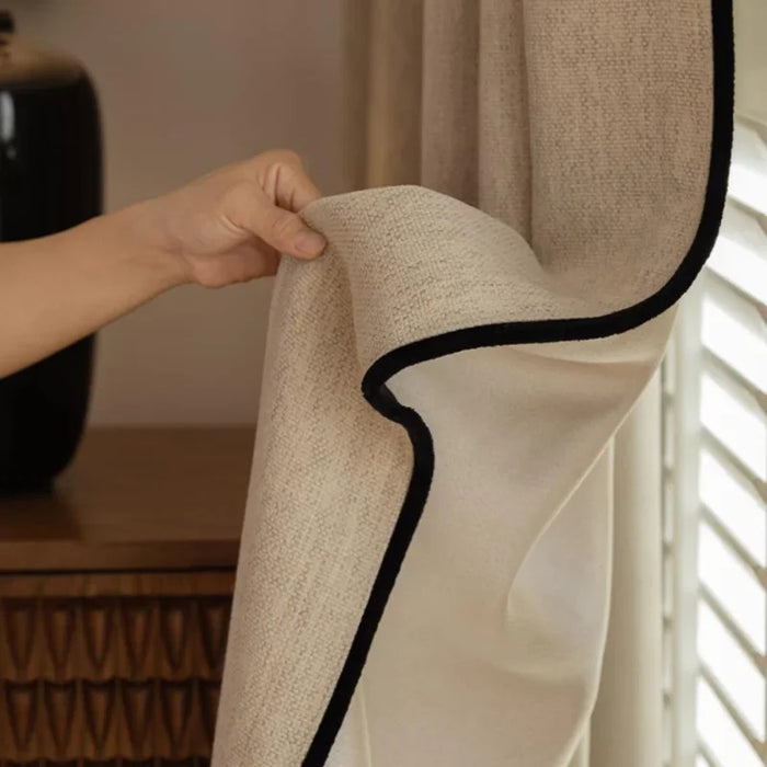 Voilage épais beige avec finition noire, idéal pour tamiser la lumière