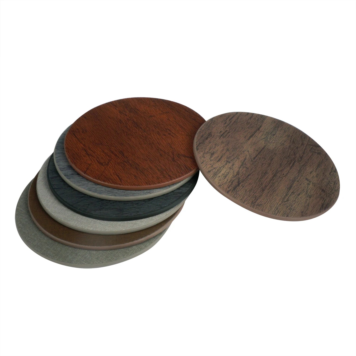 Assortiment de sous-verres ronds en bois de différentes couleurs et textures.