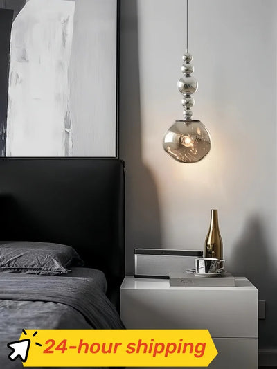 Lampe suspendue design en lave de couleur verte éclairant un salon moderne