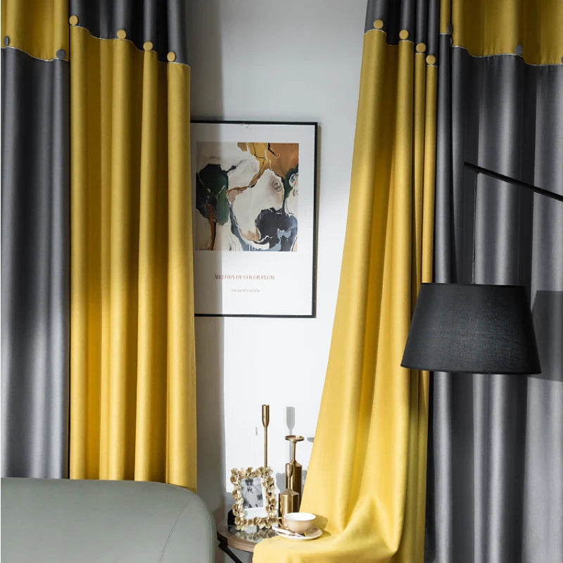 Zoom sur les rideaux jaune moutarde et gris anthracite avec éclairage naturel créant un contraste élégant avec la décoration murale.