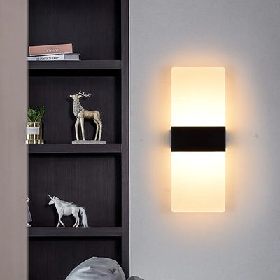 Applique murale LED acrylique angle droit blanc installée dans un salon moderne