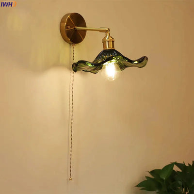 Applique murale LED verte avec abat-jour en verre et chaîne en cuivre