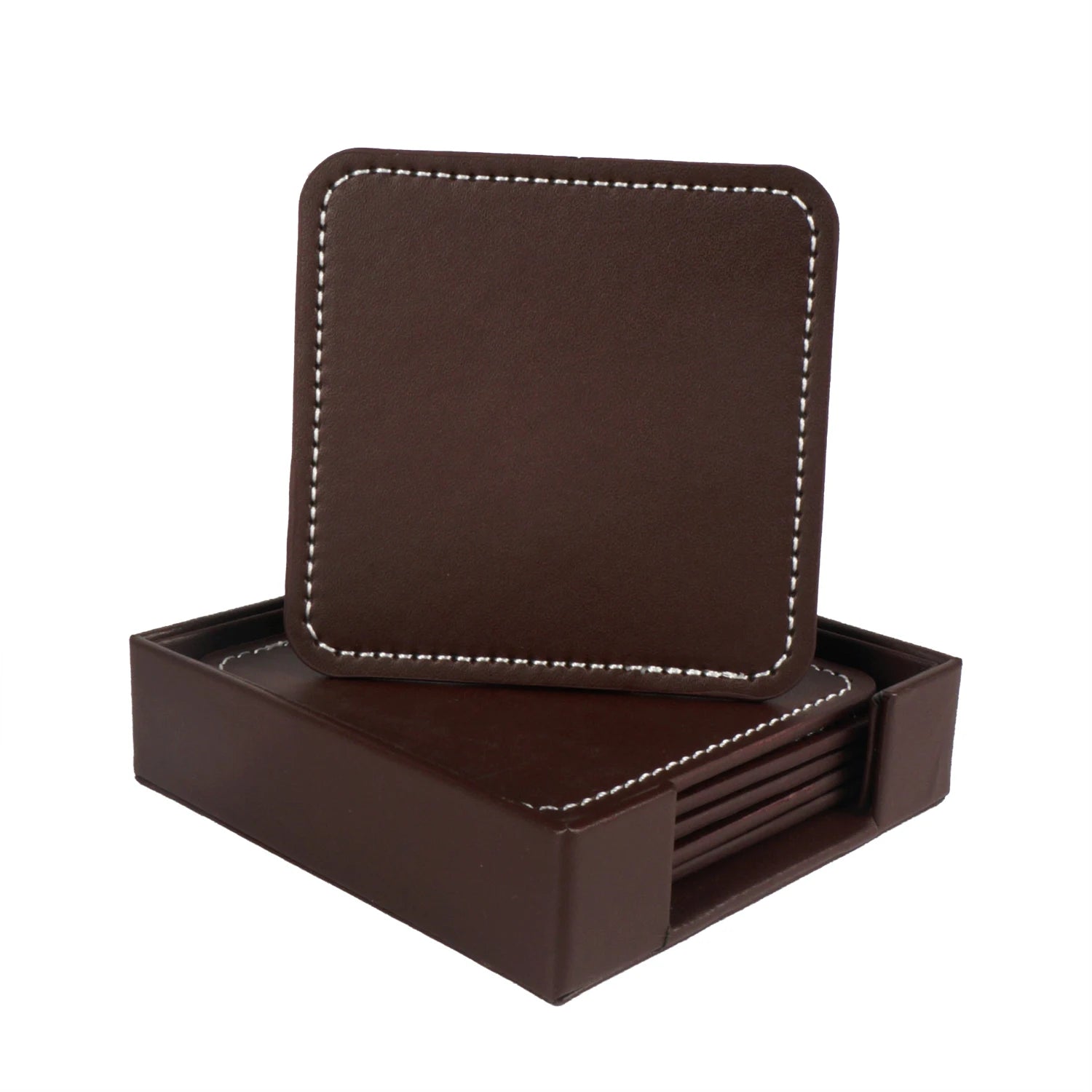 Un ensemble de dessous-de-verres carrés en cuir marron avec couture contrastante dans un boîtier en carton.