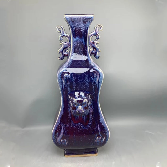 Magnifique vase orné de motifs décoratifs en céramique émaillée de couleur bleue foncée, un objet d'art élégant et sophistiqué.