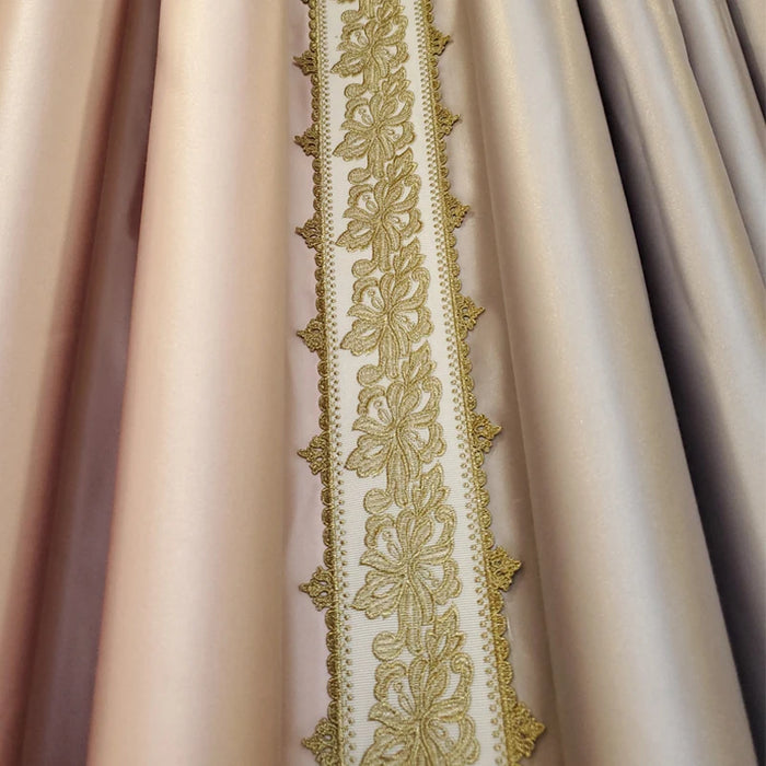 Rideau décoratif élégant avec une broderie florale dorée. Ce rideau ajoute une touche luxueuse et raffinée à votre intérieur, parfait pour les salons et chambres à coucher pour créer une ambiance sophistiquée. Idéal pour ceux qui recherchent une décoration intérieure chic et élégante.