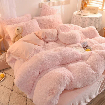 Parure de lit velours rose chaud sur lit queen
