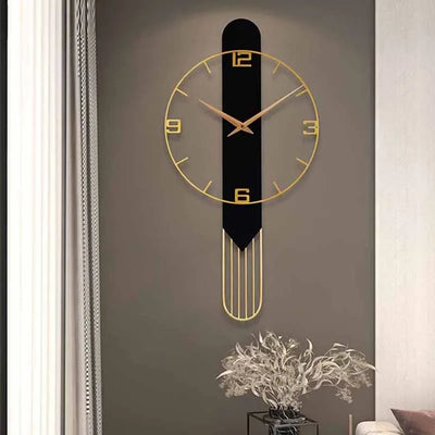 Horloge murale noire design nordique avec finition dorée dans un salon moderne