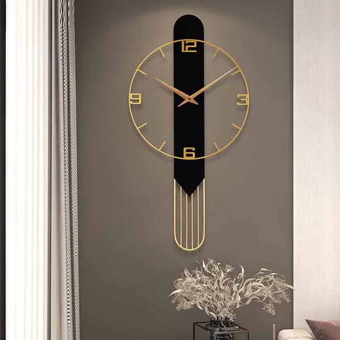 Horloge murale noire design nordique avec finition dorée dans un salon moderne