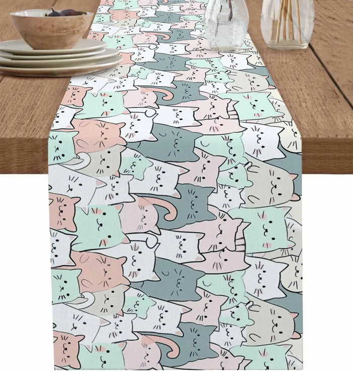 Ce motif orné de nombreuses silhouettes de chats mignons et souriants sur un fond coloré crée une atmosphère délicate et ludique, parfaite pour une décoration de table élégante et originale.