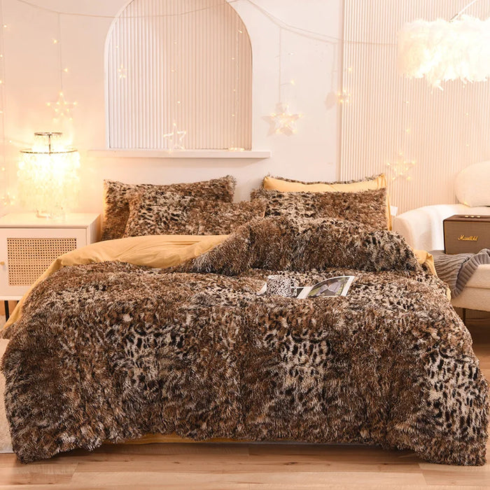 Housse de couette léopard en fausse fourrure sur lit double