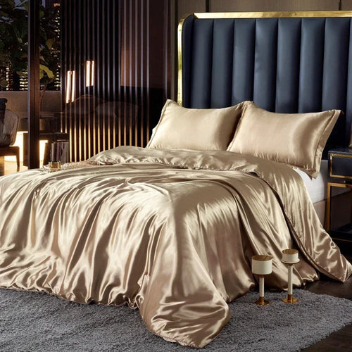 Parure de lit nordique en soie de luxe pour couple sur un lit double