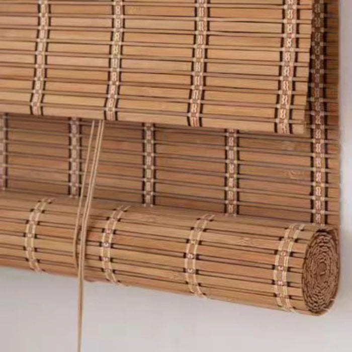 Store roulant en bambou naturel installé sur une fenêtre extérieure