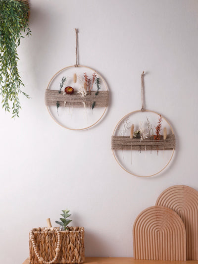 Vase mural suspendu en bois avec fleurs séchées gris clair