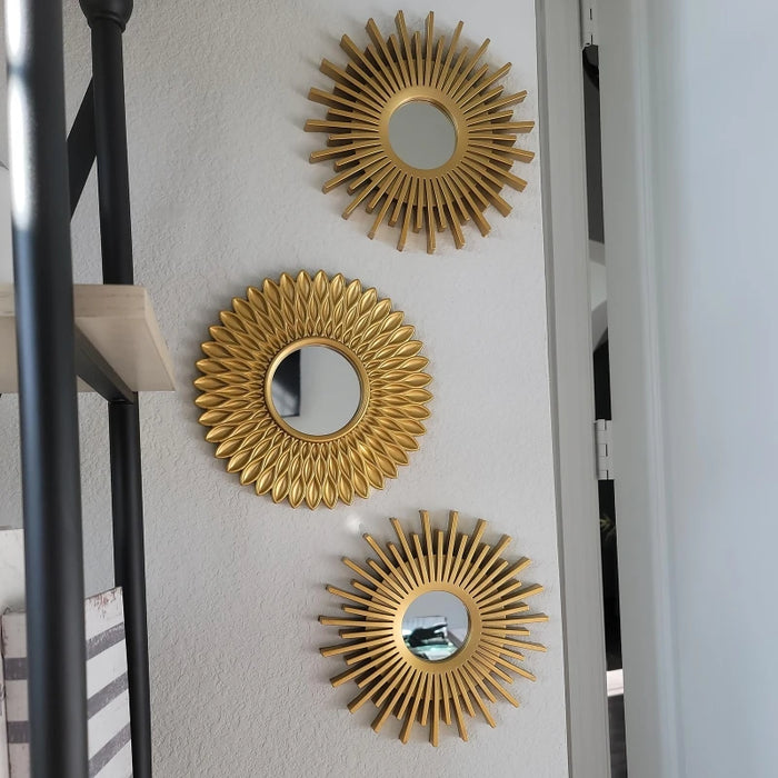 Ensemble de 3 miroirs dorés ronds pour décoration murale sur fond blanc