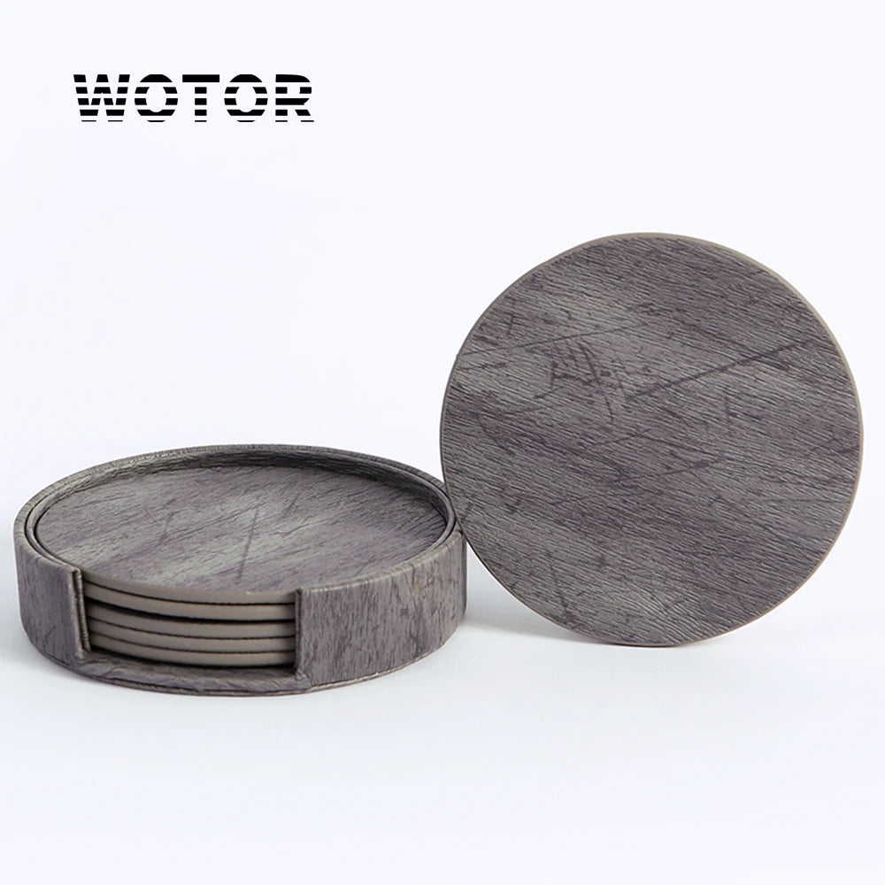 Des sous-verres en bois gris foncé à surface texturée, empilés et prêts à être utilisés.