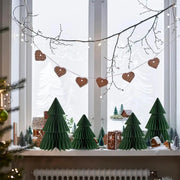 décoration noël table arbres papier texturé guirlande cœurs lumineuses cadeaux festive rustic