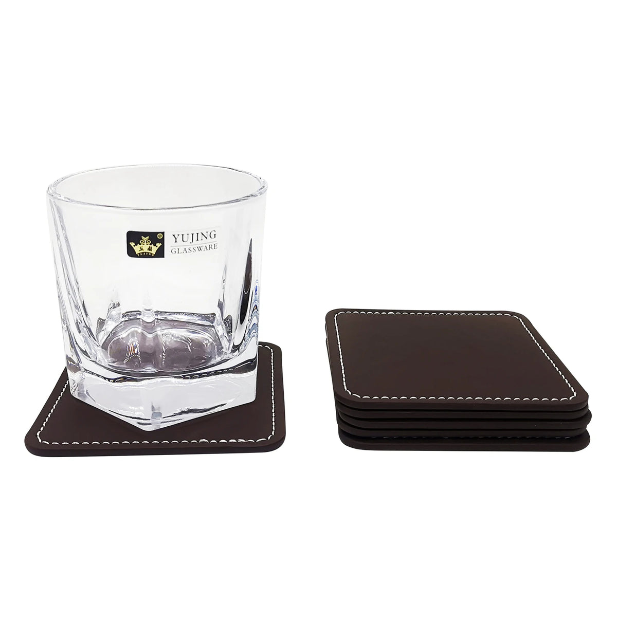 Un verre à whisky élégant avec un ensemble de sous-verres en cuir marron.